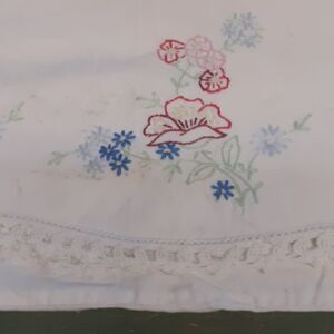 ‎Beautifully embroidered vintage pillow case  with tatted lace edge